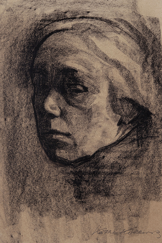 Kathe Kollwitz självporträtt i trekvartsprofil från vänster utförd i kol på beige papper.