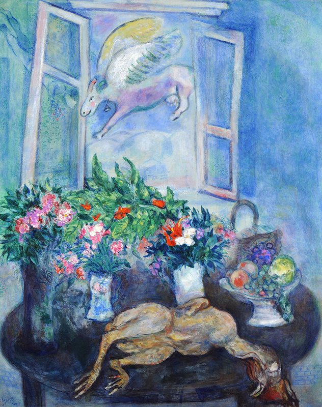 Oljemålning i främst blå färger föreställande ett bord med flera blomstervaser, en död höna och ett öppet fönster som en enhörning flyger in genom.