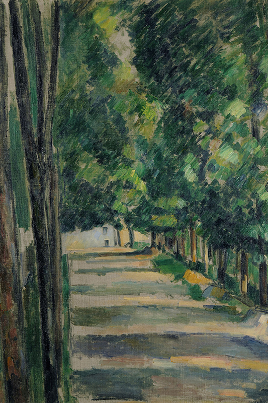 Målning i olja med korta bestämda penseldrag som visar en allé med höga gröna träd och solbefläckad mark.