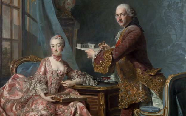 Kvinna i rosa, dekorerad 1700-tals klänning sitter ned och bredvid står man i tjusig dräkt och vit peruk.