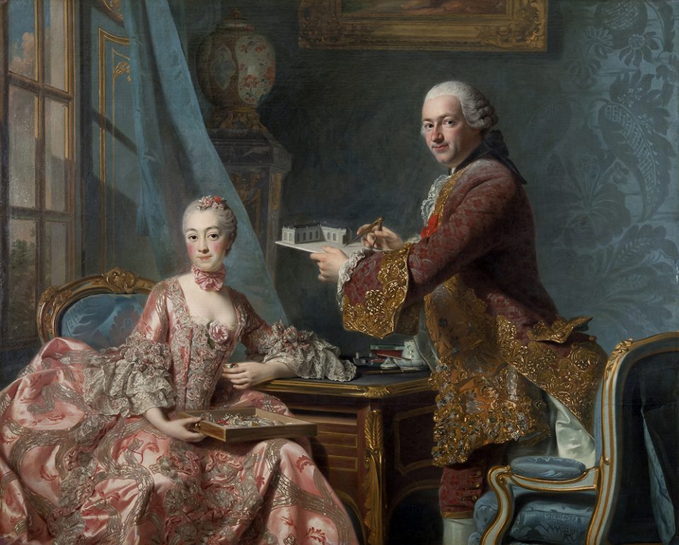 Kvinna i rosa, dekorerad 1700-tals klänning sitter ned och bredvid står man i tjusig dräkt och vit peruk.