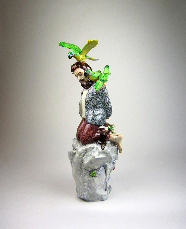 Modern figurin i porslin föreställandes en man i hipsterstil som står på kvä och har tre papegojor på sina axlar.