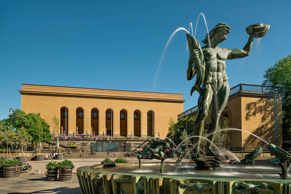 Göteborgs konstmuseums exteriör med Poseidon i förgrund