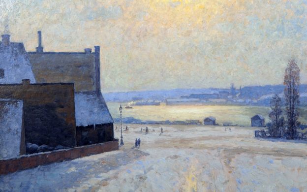 Målning av vinterlandskap med hus i förgrunden och eftermiddagssol som lyser från blå himmel.