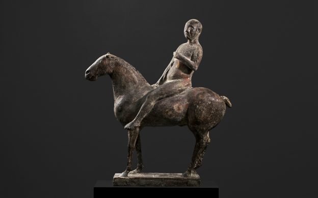 Skulptur i brons av ryttare på häst.