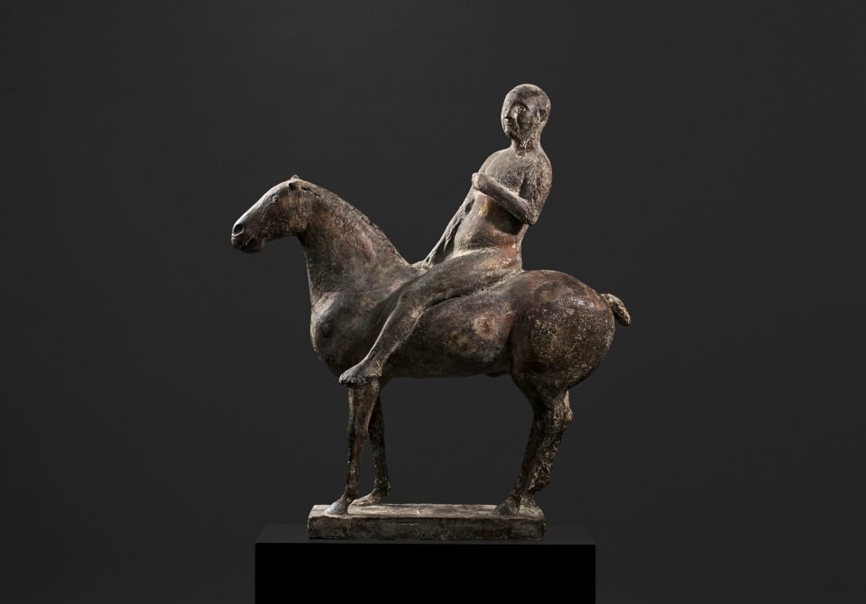Skulptur i brons av ryttare på häst.