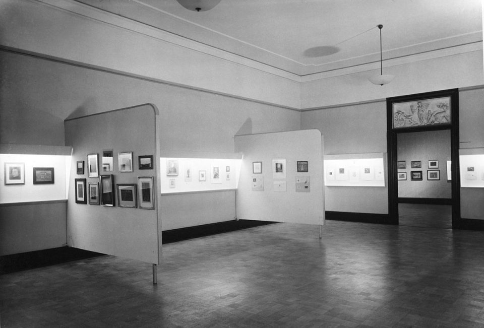 Femtiotalsskärmar med belysning, Ivar Arosenius. Minnesutställning, våning fem 1958–1959, foto : Göteborgs konstmuseum. Svartvit foto av museirum med skärmar med belysning från 1950-tal