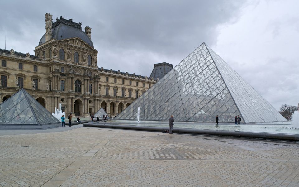 Foto av glaspyramiden vid entrén till Louvren i Paris