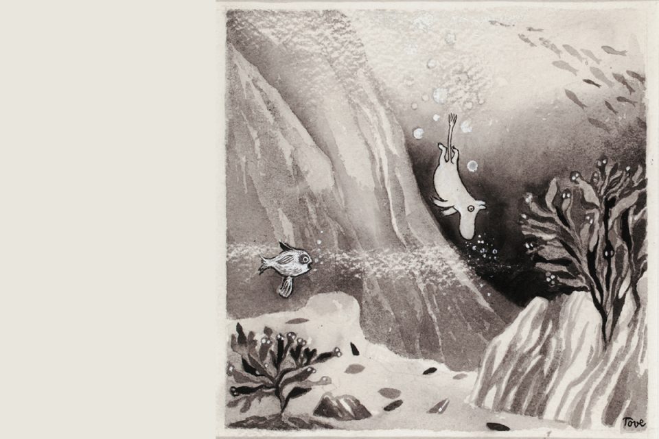 Illustration i svartvit av ett mumintroll som dyker under ytan, är nere i havet.