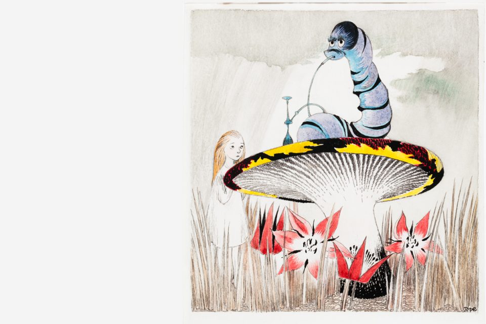 Illustration av stor svamp. En flicka står bredvid, en blå larv sitter ovanpå. Röda blommor under.