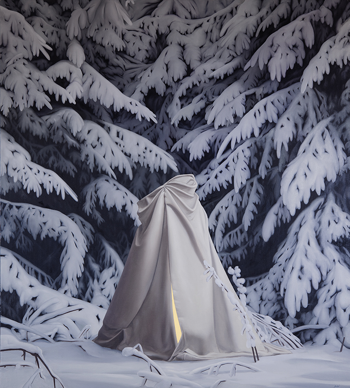Målning av snötyngda grangrenar i bakgrunden, ett tältliknande föremål i vitt framför.